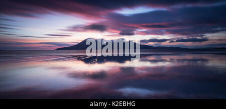 Sonnenuntergang über der Bucht von Laig, Insel Eigg in Richtung Insel Rum, Innere Hebriden, Schottland, UK, April 2014. Stockfoto