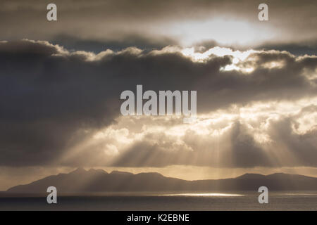 Stürmischen Himmel über Soay-schafe als und Loch Scavaig von Isle of Skye, Innere Hebriden, Schottland, Großbritannien, Oktober 2013. Stockfoto