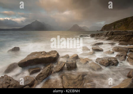 Stürmisches Wetter über Cuillin Mountains von elgol Strand, Isle of Skye, Schottland, Großbritannien, Oktober 2013. Stockfoto