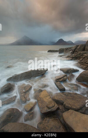Stürmisches Wetter über Cuillin Mountains von elgol Strand, Isle of Skye, Schottland, Großbritannien, Oktober 2013. Stockfoto