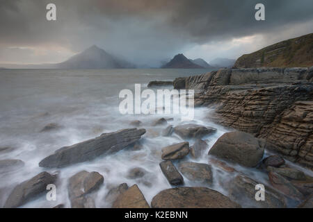 Stürmisches Wetter über Cuillin Mountains von elgol Strand, Isle of Skye, Schottland, Großbritannien, Oktober 2013. Stockfoto
