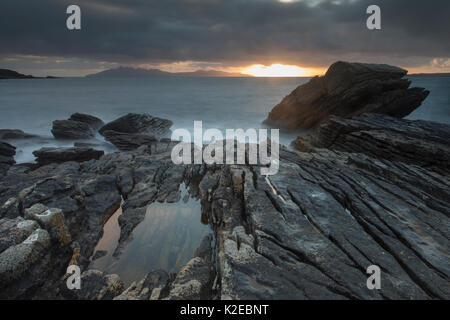 Stürmischen Himmel bei Sonnenuntergang über Soay-schafe als und Loch Scavaig von Isle of Skye, Schottland, Großbritannien, Oktober 2013. Stockfoto