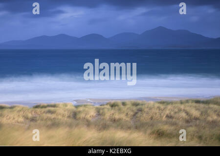 Blick über Klang der Taransay zu North Harris Hügel bei stürmischem Wetter, West Harris, Äußere Hebriden, Schottland, UK, September 2014. Stockfoto