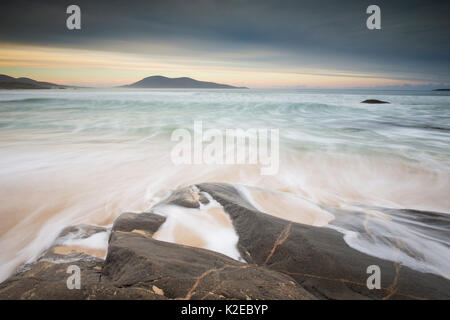 Dämmerung über Klang der Taransay in Richtung Zehe Leiter, West Harris, Äußere Hebriden, Schottland, Großbritannien, Oktober 2014. Stockfoto