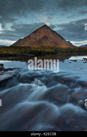 River fließt Coupall vor Stob Buachaille Etive Mor Dearg, bei Sonnenaufgang, Glencoe, Lochaber, Schottland, Großbritannien, Oktober 2014. Stockfoto