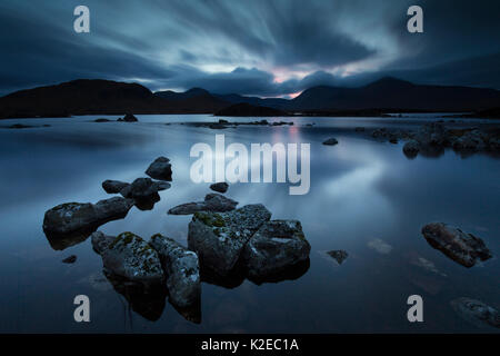 Dämmerung über Lochan na h'Aclaise, Rannoch Moor, Glencoe, Lochaber, Schottland, Großbritannien, Oktober 2014. Stockfoto