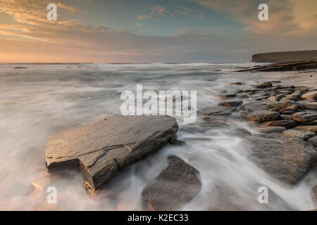 Rocky Vorland in der Dämmerung, Marwick Bay, Orkney, Schottland, UK, November 2014. Stockfoto