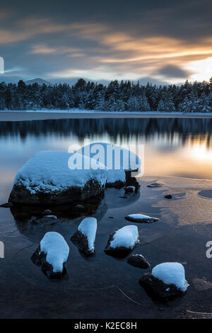 Teilweise gefroren Loch Morlich bei Sonnenuntergang, Glenmore, Cairngorms National Park, Schottland, Großbritannien, Februar 2015. Stockfoto