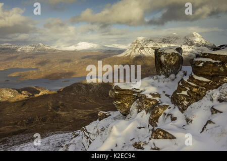 Blick über inverpolly Wald von der Oberseite der Stac Pollaidh, Assynt, Sutherland, Schottland, Großbritannien, Februar 2015. Stockfoto