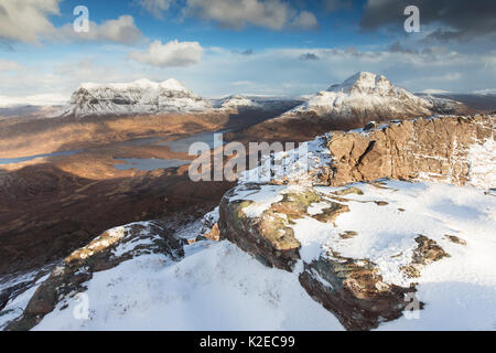 Blick über inverpolly Wald Cul Beag und Cul Mor von der Oberseite der Stac Pollaidh, Assynt, Sutherland, Schottland, Großbritannien, Februar 2015. Stockfoto