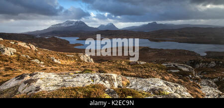 Blick über Fionn Loch zu Cul Beag, Cul Mor und Stac Pollaidh, Assynt, Sutherland, Schottland, Großbritannien, Februar 2015. Stockfoto