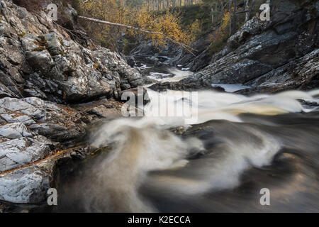 Fluss Affric durch felsige Schlucht, Glen Affric, Highlands, Schottland, Großbritannien, Oktober 2015. Stockfoto