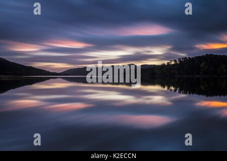 Reflexionen in ein Loch Beinn Mheadhoin in der Morgendämmerung, Glen Affric, Highlands, Schottland, Oktober 2015. Stockfoto