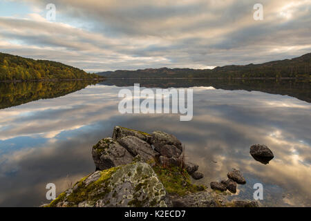 Reflexionen in ein Loch Beinn Mheadhoin in der Morgendämmerung, Glen Affric National Nature Reserve, Schottland, Großbritannien, Oktober 2015. Stockfoto