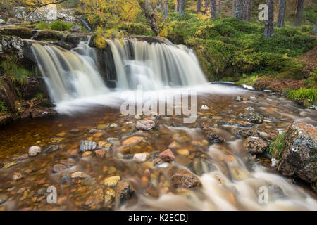 Wasserfall im Herbst, Glenfeshie, Cairngorms National Park, Schottland, Großbritannien, Oktober 2015. Stockfoto