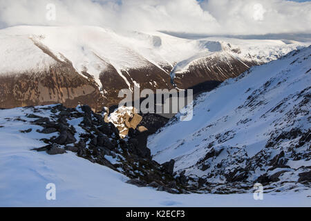 Blick über den Loch Einich aus Sgoran Dubh Beag, Cairngorms National Park, Schottland, UK März 2016. Stockfoto