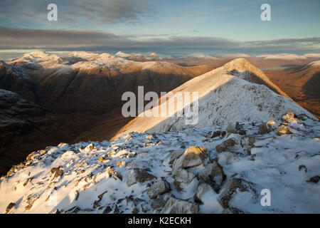 Buachaillie Etive Beag mit Blick auf den Ben Nevis im Abendlicht, Glen Coe, Lochaber, Schottland, UK, November 2015. Stockfoto