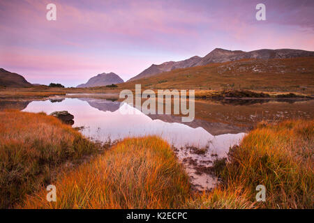 Beinn Eighe ridge und Liathach im Loch in der Morgendämmerung, Torridon, Wester Ross, Schottland, Großbritannien, Oktober 2015 wider. Stockfoto