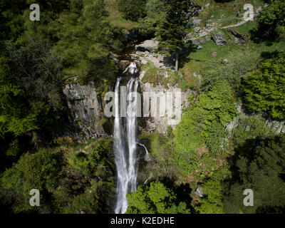 Pistyll Rhaeadr, einem Wasserfall liegt ein paar Meilen von dem Dorf Llanrhaeadr-ym-Mochnant in Powys, Wales, UK. Der Fluss/Afon Disgynfa fällt 73 m in eine Felswand des Silur Felsen - eines der sieben Wunder von Wales. Stockfoto