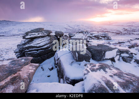 Große Heften Tor fallen im Schnee in der Morgendämmerung, Nationalpark Dartmoor, Devon, England, UK. Januar 2015. Stockfoto