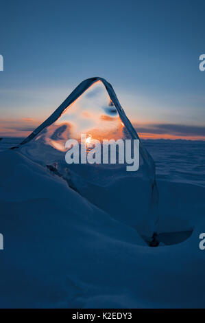 Die Bildung von Eis bei Sonnenuntergang, Baikalsee, Sibirien, Russland, März. Stockfoto
