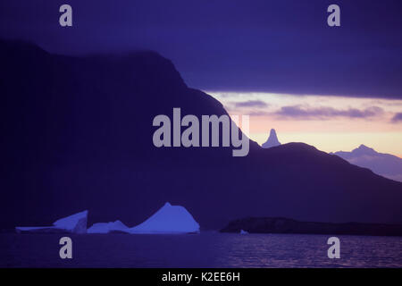 Morgen Licht aus Süden Grönlands Küste. In der Nähe von Christlichen Sound, Grönland, Juli 2016. Stockfoto