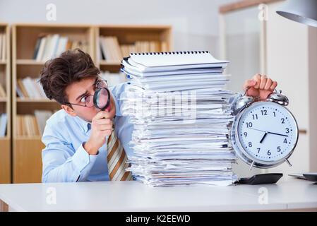 Verrückt auf der Suche nach Fehlern im Bericht auditor Stockfoto