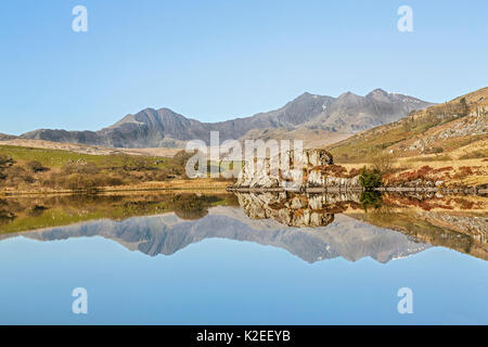 Llynnau Mymbyr mit Snowdon Mountain Range von Westen gesehen, in der Nähe der Capel Curig, Snowdonia National Park, North Wales, UK, April. Stockfoto