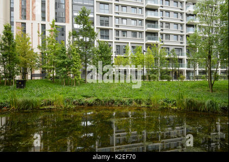 Environmental enrichment in Wohnsiedlung entwickelt, mit Wildtieren Teich und grünen Raum, East Village Gehäuse am Aufstellungsort des olympischen Dorfes, Stratford, London, Großbritannien 2014 Stockfoto