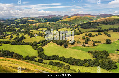 Blickrichtung Nordwesten von Castell Dinas Bran in Richtung Llantysilio Maesyrychen Berg Berg links und rechts in der Nähe von Llangollen North Wales, UK, November 2016. Stockfoto