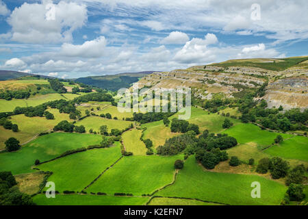 Blick nach Norden von Castell Dinas Bran in Richtung der Kalkstein Schichten des Eglwyseg Böschung auf der Westseite von ruabon Berg in der Nähe von Llangollen North Wales, UK, August 2016. Stockfoto