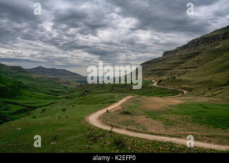 Kurvenreiche Straße führt durch die Sani Pass. Drakensberge von Südafrika nach Lesotho. November 2009 Stockfoto