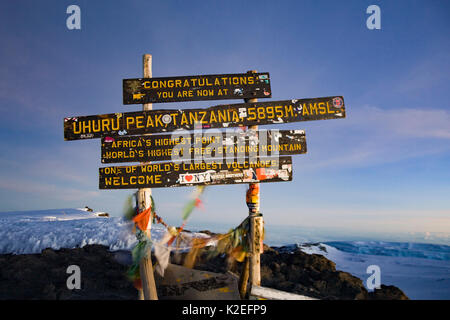 Schild am Gipfel des Mount Kilimanjaro, Uhuru Peak, Tansania Mai 2008 Stockfoto