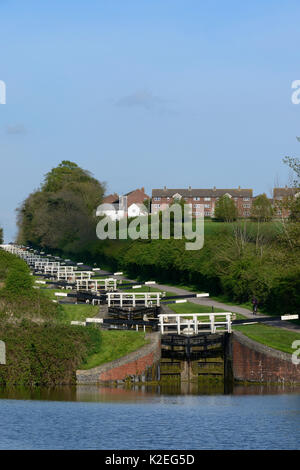 Flug von 16 Schleusen auf einem steilen Hügel auf dem Kennet und Avon, Caen Hill, Devizes, Wiltshire, UK, April 2014. Stockfoto