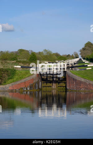 Flug von 16 Schleusen auf einem steilen Hügel auf dem Kennet und Avon, Caen Hill, Devizes, Wiltshire, UK, April 2014. Stockfoto