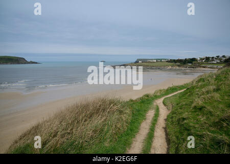 Wanderweg um Brea Hill und Übersicht von daymer Bay, Trebetherick und Pentire Kopf, in der Nähe Polzeath, Cornwall, UK, April 2014. Stockfoto