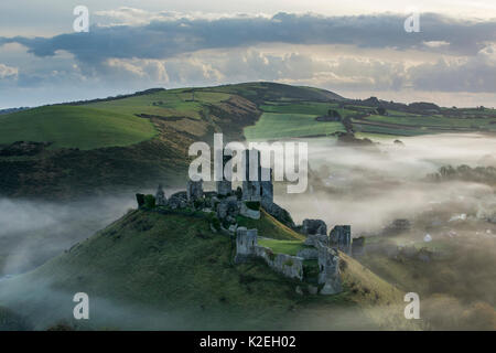 Corfe Castle im Nebel, Corfe, Dorset, Großbritannien, November 2014. Stockfoto