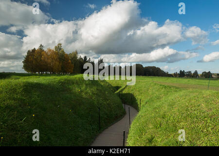 Überreste von Schützengräben aus dem Ersten Weltkrieg in Newfoundland Memorial Park an der Somme Schlachtfeld, Beaumont Hamel, Picardie, Frankreich, Oktober 2014. Stockfoto