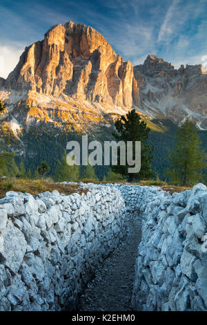 Erstes Licht auf der Tofana de Rozes aus dem Ersten Weltkrieg Gräben auf die Cinque Torri, Dolomiten, Provinz Belluno, Venetien, Italien, September 2015. Stockfoto