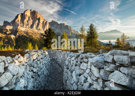 Erstes Licht auf der Tofana de Rozes aus dem Ersten Weltkrieg Gräben auf die Cinque Torri, Dolomiten, Provinz Belluno, Venetien, Italien, September 2015. Stockfoto