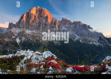 Erstes Licht auf der Tofana de Rozes von Cinque Torri, Dolomiten, Provinz Belluno, Venetien, Italien, September 2015. Stockfoto