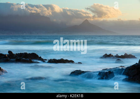 Tafelberg und Kapstadt Bloubergstrand, Western Cape, Südafrika, Dezember 2014. Stockfoto