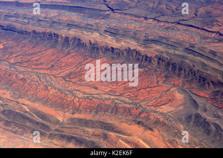 Luftaufnahme des Roten Zentrums in Australien mit einem trockenen Flussbett, Australien, Oktober 2009. Stockfoto