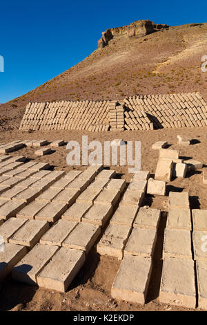 Adobe Schlamm Ziegel trocknen und bereit für den Einsatz gestapelt. Bolivien, Dezember 2016. Stockfoto