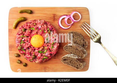 Steak Tartar mit Beilage und Platz für Text auf weiß Stockfoto