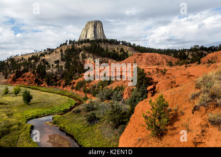 Devils Tower mit dem roten Betten und Belle Fourche River im Devils Tower National Monument, Wyoming, USA, September 2016. Stockfoto