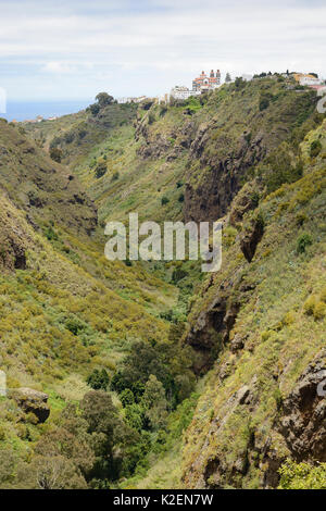 Moya Dorf thront auf einer Klippe oberhalb Moya Schlucht, Doramas Landschaftsparks, Gran Canaria, Kanarische Inseln, Juni 2016. Stockfoto