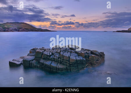 Blick von der Bucht zu Altweary Melmore Kopf, Rosguill Halbinsel in der Dämmerung, County Donegal, Irland. August 2014. Stockfoto