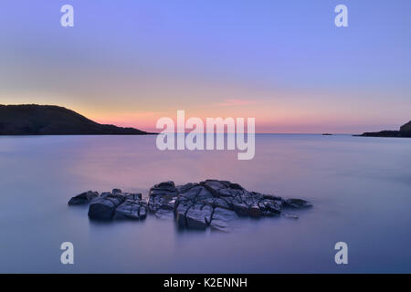 Blick von der Bucht zu Altweary Melmore Kopf, Rosguill Halbinsel in der Dämmerung, County Donegal, Irland. August 2014. Stockfoto