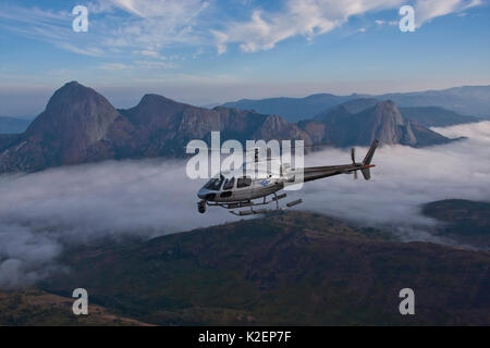 Luftaufnahme des Mount Namuli mit Helikopter mit ciniflex Fliegen vor, Mosambik, Mai 2011. Stockfoto